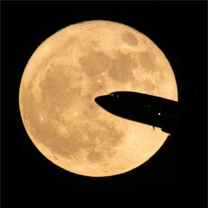 هواپیما و قرص ماه