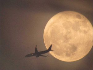 عبور هواپیما از مقابل ماه