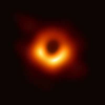 تصویر سیاه چاله در مرکز کهکشان M87